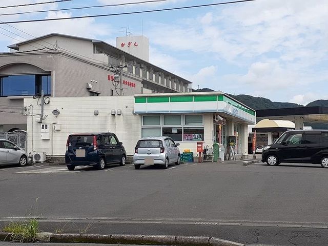 近くのファミリーマートはとや新町店まで600m(徒歩8分)