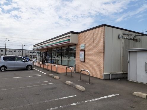近くのセブンイレブン国分重久店まで1,000m(徒歩13分)