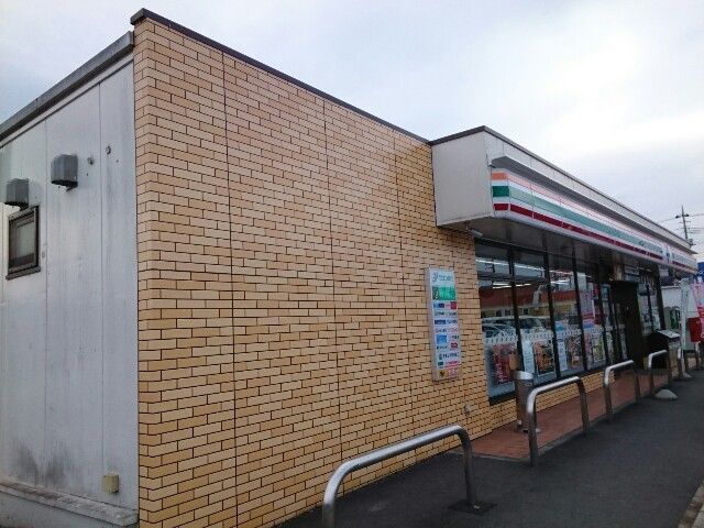 近くのセブンイレブン富岡バイパス店まで650m（徒歩9分）
