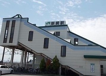 近くの新崎駅まで750m（徒歩10分）