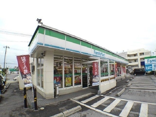 近くのファミマうるま市役所前店まで400m(徒歩5分)