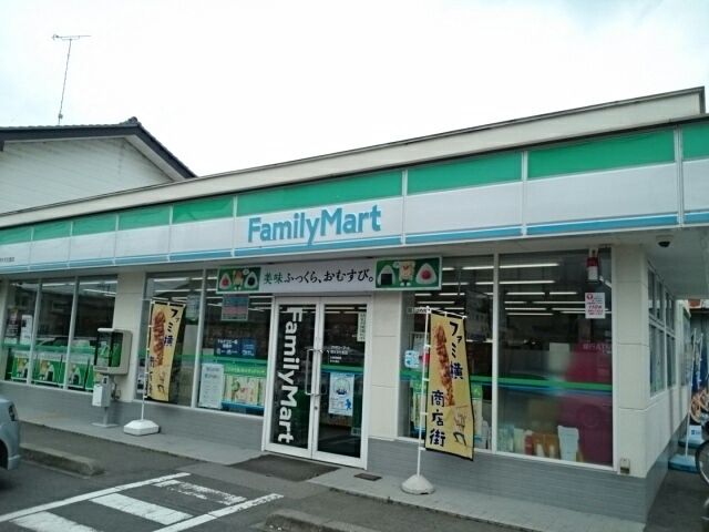 近くのファミリーマート栃木文化堂店まで1,000m（徒歩13分）