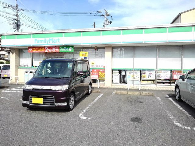 近くのファミリーマートまで600m（徒歩8分）