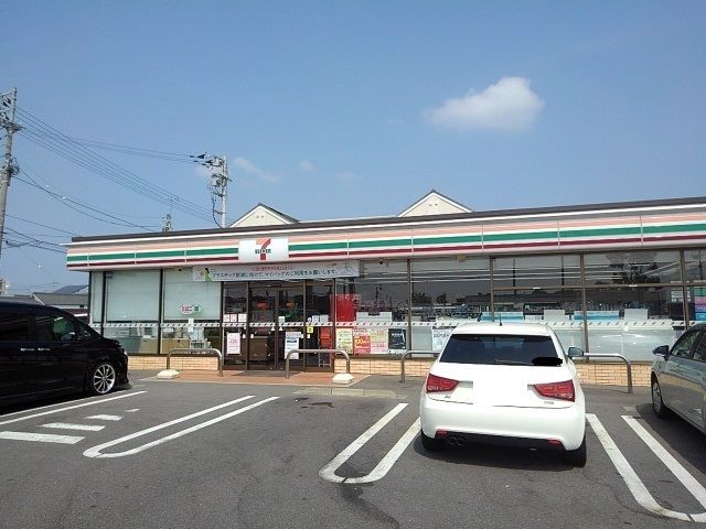 近くのコンビニセブンイレブンまで700m(徒歩9分)
