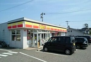 近くのデイリーヤマザキ新潟五十嵐東店まで430m（徒歩6分）
