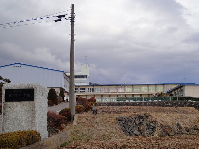 近くの水明小学校まで1,300m（徒歩17分）
