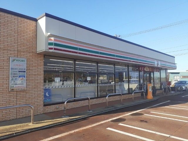 近くのセブンイレブン魚津持光寺店まで500m（徒歩7分）