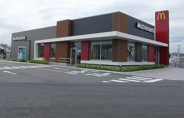 近くのマクドナルドまで17m（徒歩1分）