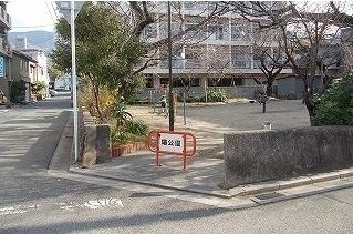 近くの曙公園まで90m（徒歩2分）