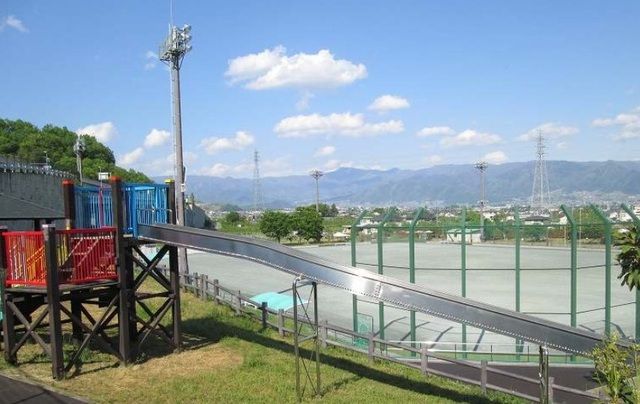 近くの春日居スポーツ広場まで3,000m(徒歩38分)