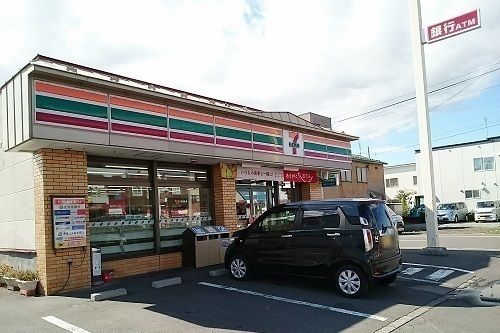 近くのコンビニまで600m（徒歩8分）
