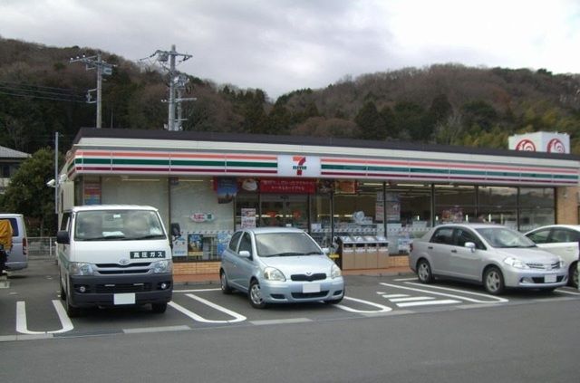 近くのコンビニまで550m（徒歩7分）