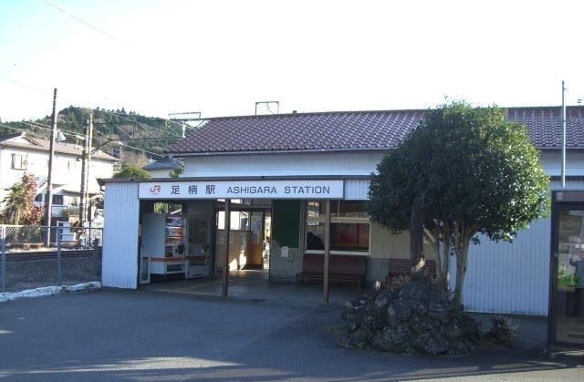 近くの駅まで2,240m（徒歩28分）