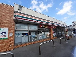 近くのセブンイレブン沖縄宮里4丁目店まで350m（徒歩5分）
