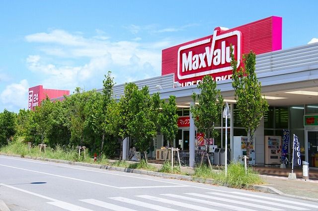 近くのマックスバリュ石川店まで1,800m（徒歩23分）