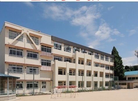 近くの己斐小学校まで1,200m（徒歩15分）