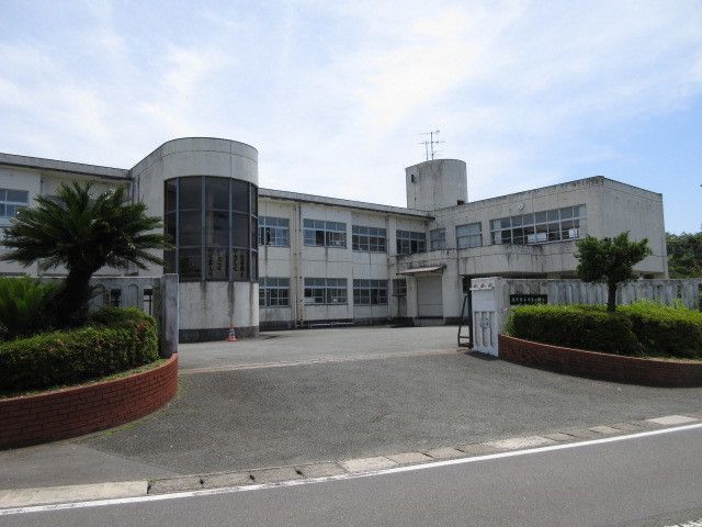 近くの清里小学校まで1,500m(徒歩19分)