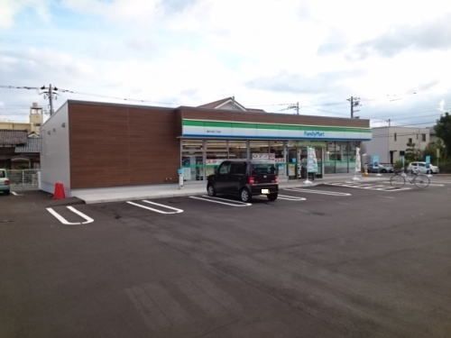 近くのコンビニまで300m（徒歩4分）