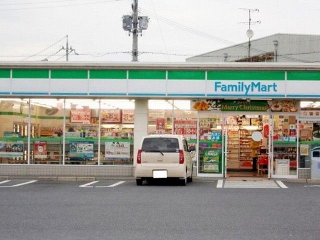 近くのファミリーマート湖南岩根店まで500m（徒歩7分）