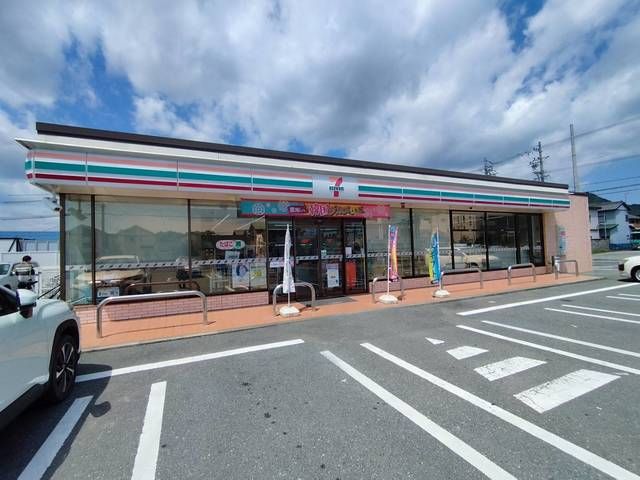 近くのセブンイレブンまで550m（徒歩7分）