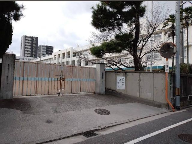 近くの比治山小学校まで450m（徒歩6分）