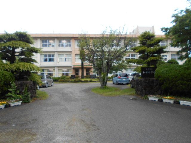近くの美浜町立和田小学校様まで450m（徒歩6分）