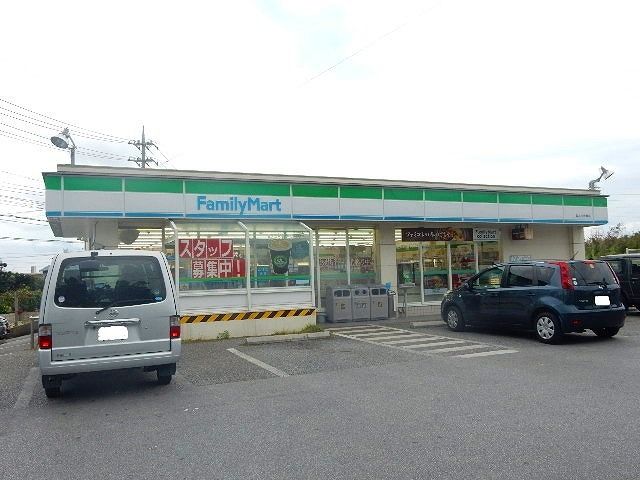 近くのファミリーマート仲嶺店まで800m（徒歩10分）