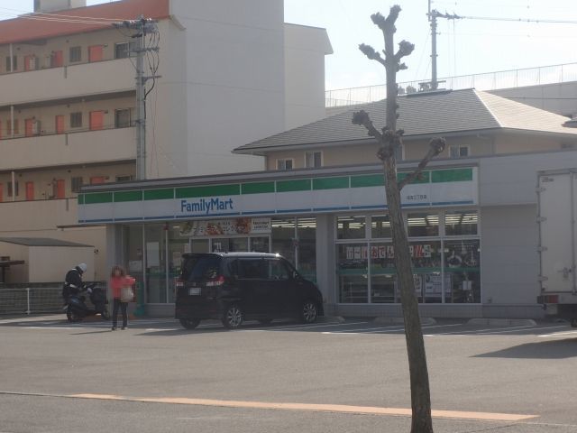 近くのファミリーマートさんまで1,200m(徒歩15分)