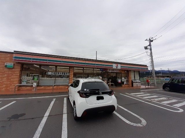 近くのセブンイレブン渋川吹屋店まで1,800m（徒歩23分）