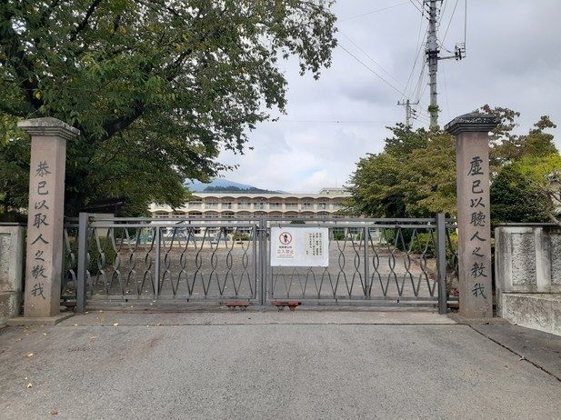 近くの渋川市立中郷小学校まで400m（徒歩5分）