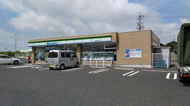 近くのファミリーマートまで1,100m（徒歩14分）