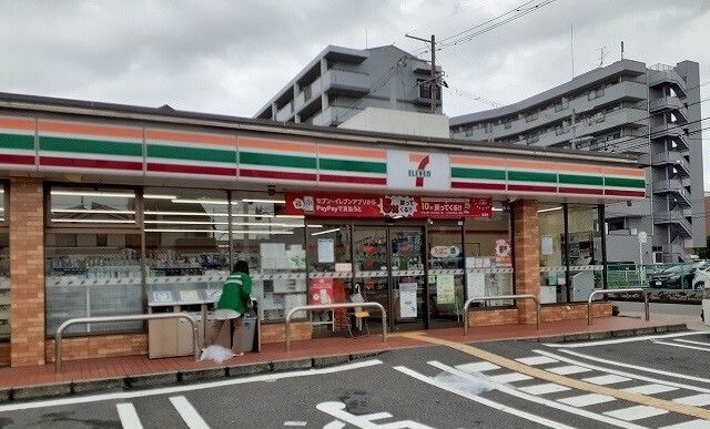 近くのコンビニまで263m（徒歩4分）