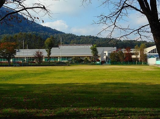 近くの軽井沢東部小学校まで400m(徒歩5分)