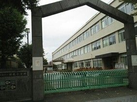 近くの小学校まで150m（徒歩2分）
