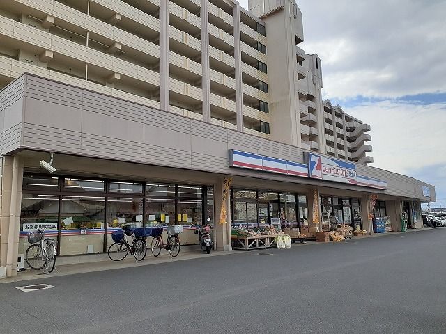 近くのショッピングのだ芳士店まで900m（徒歩12分）
