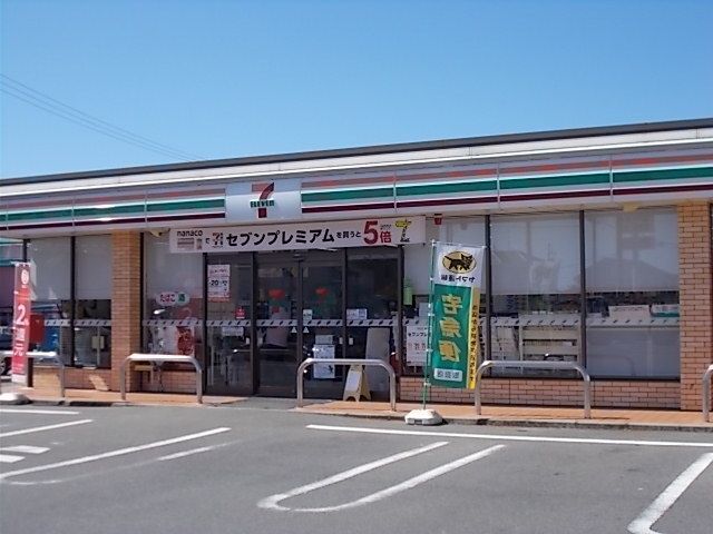 近くのコンビニまで550m（徒歩7分）