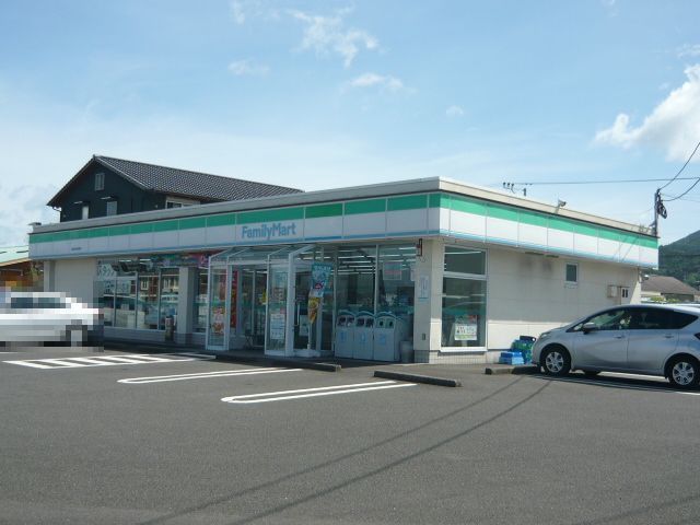 近くのファミリーマート指宿市役所前店まで500m（徒歩7分）