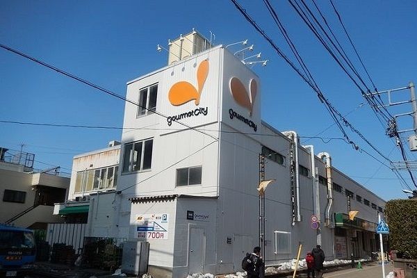 近くのグルメシティまで450m（徒歩6分）