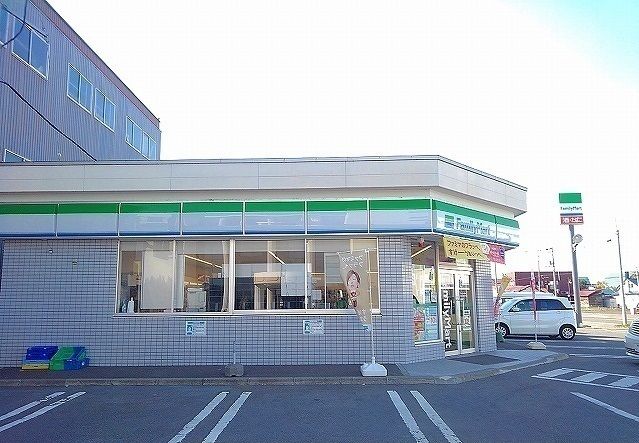 近くのファミリーマート東２丁目店まで300m（徒歩4分）