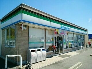 近くのファミリーマート祖父江曲店まで700m（徒歩9分）