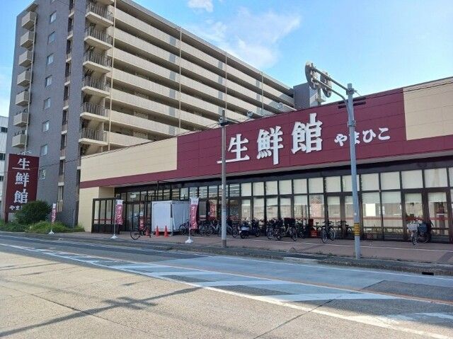 近くの生鮮館やまひこまで850m（徒歩11分）