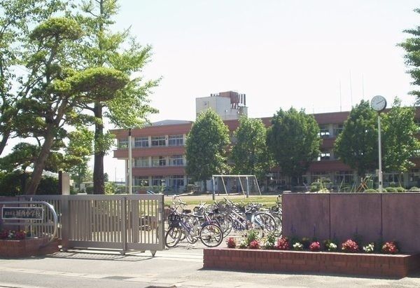 近くの東金市立城西小学校まで1,400m(徒歩18分)