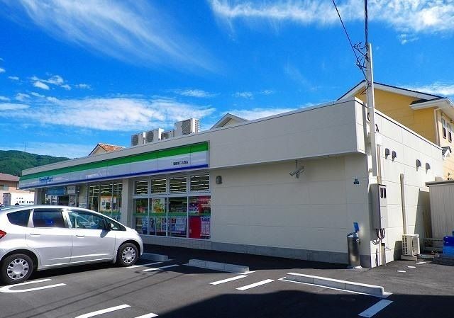 近くのファミリーマート御殿場二の岡店まで270m（徒歩4分）