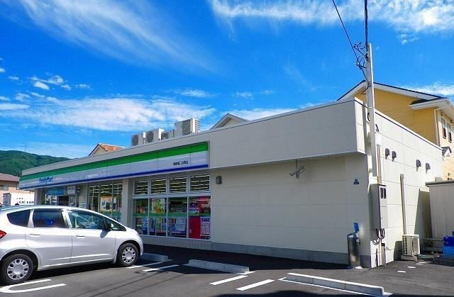 近くのファミリーマート御殿場二の岡店まで250m（徒歩4分）