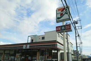 近くのコンビニまで26m（徒歩1分）