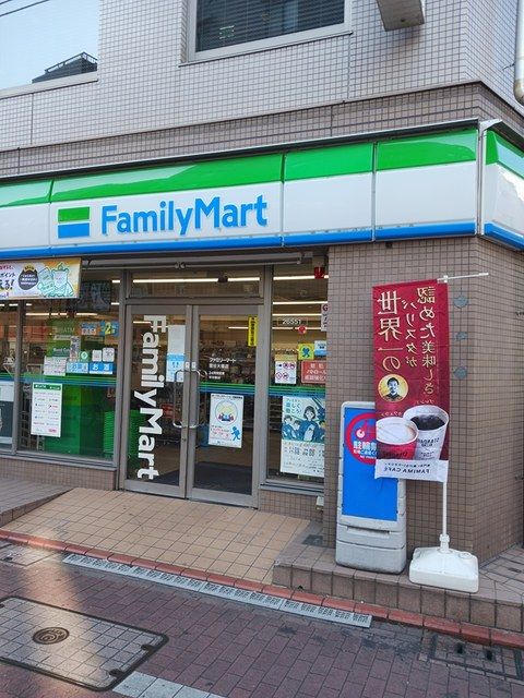 近くのファミリーマートまで165m（徒歩3分）