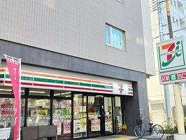近くのセブンイレブンまで450m（徒歩6分）