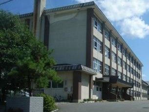 近くの函館市立北中学校まで500m（徒歩7分）