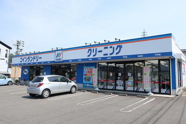 近くのドラッグストアまで60m（徒歩1分）