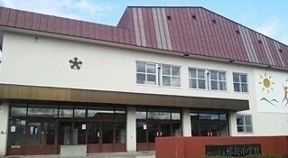 近くの旭川市立緑新小学校まで1,000m（徒歩13分）